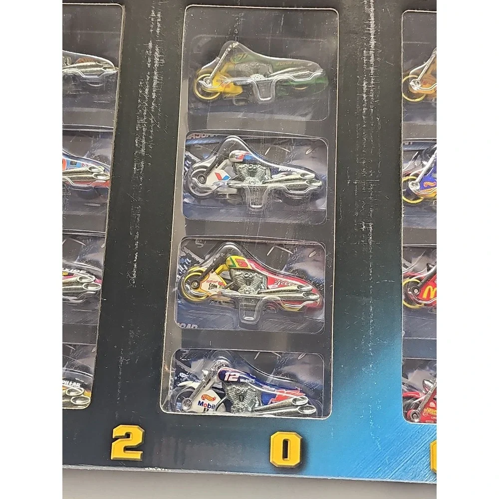 Hot Wheels Racing NASCAR 2000 Scorchin' Scooter Set Collector Series 16 Vehicles